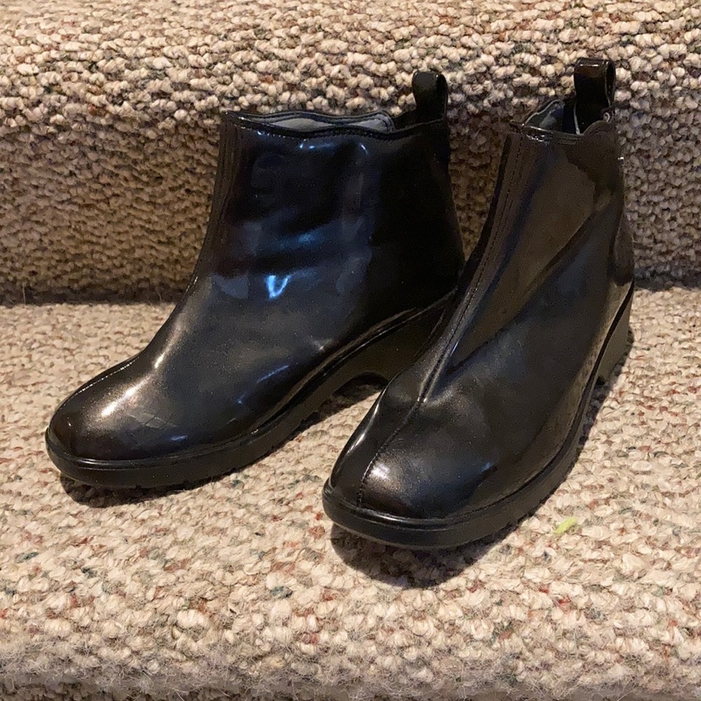 Rain short boots.